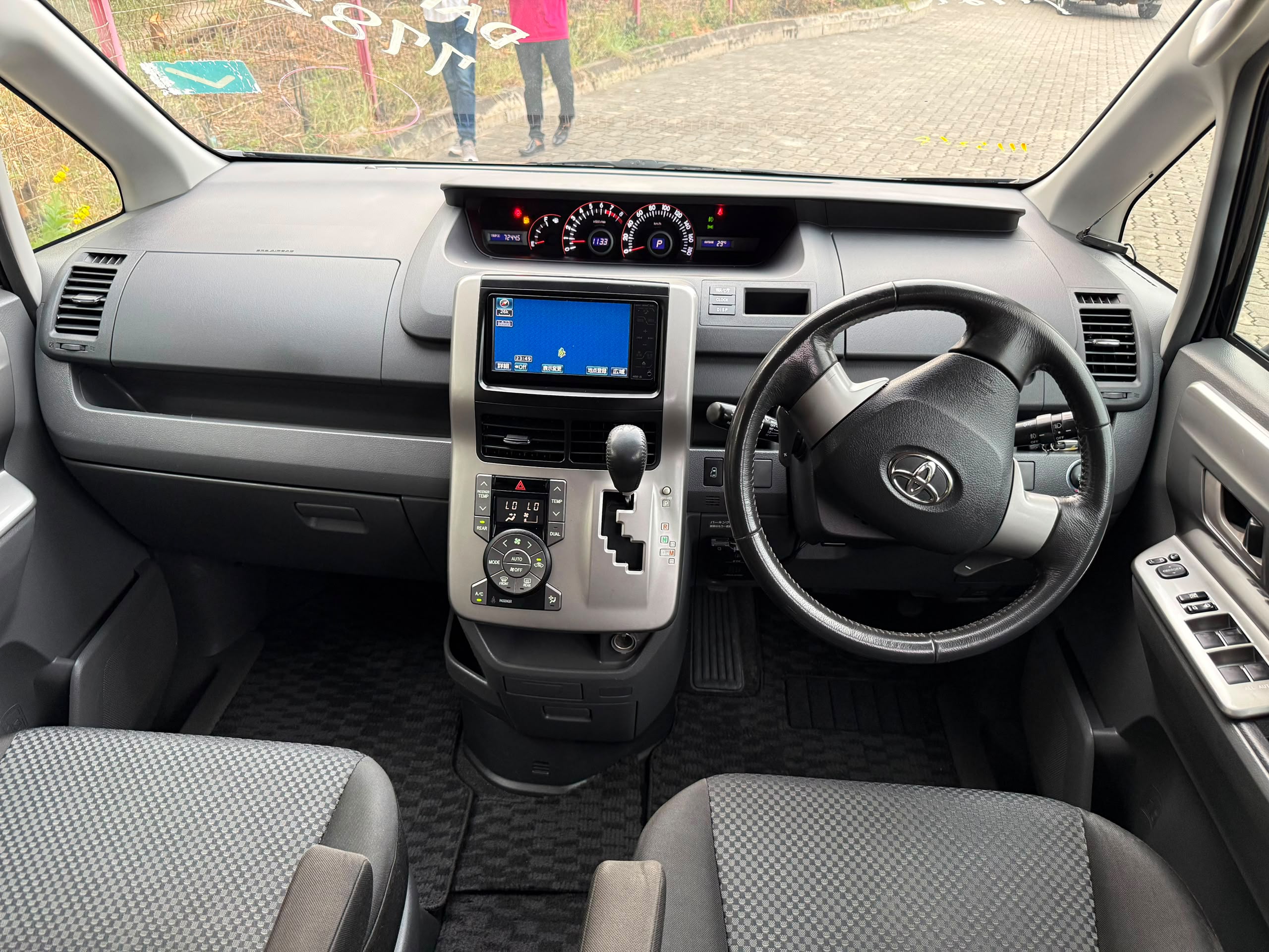 TOYOTA NOAH NEW MODEL thumbnail 5